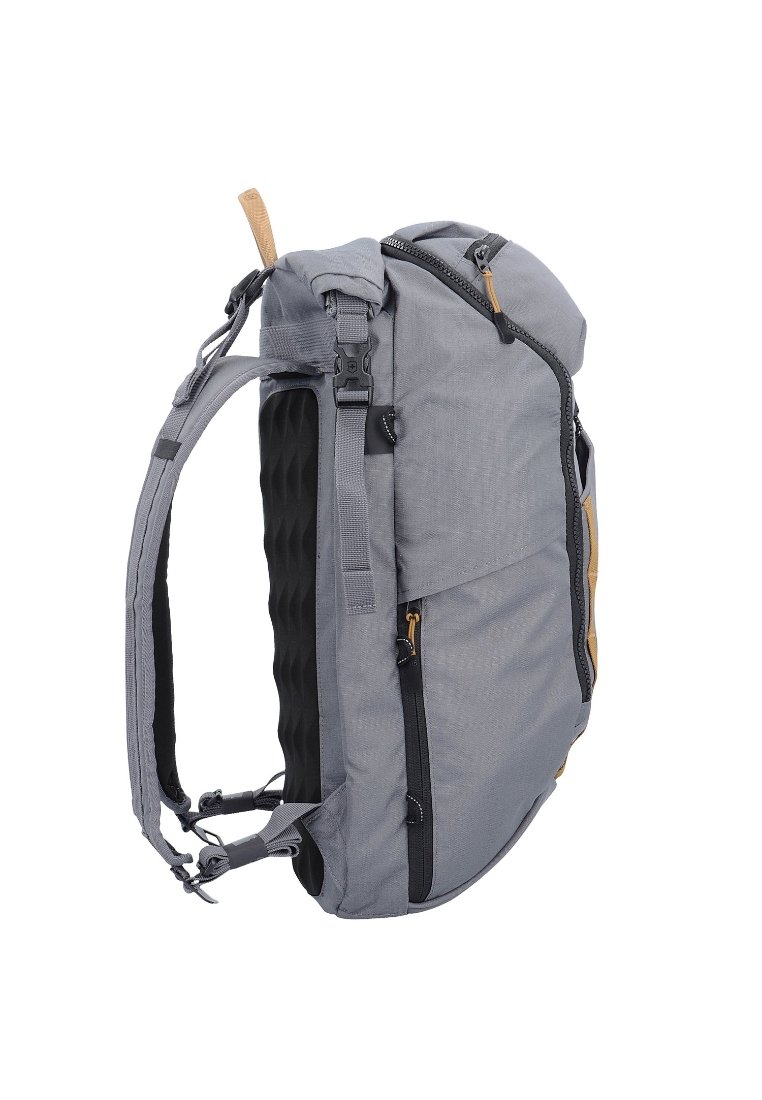 Mochila gris con un frente texturizado, respaldo acolchado, correas ajustables y bolsillos con cremallera. Presenta un acento marrón claro para contraste.