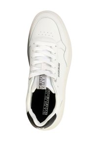 Sneaker in pelle bianca con punta rotonda, dettagli perforati e lacci piatti. Presenta un accento nero sul tallone e una soletta con marchio.