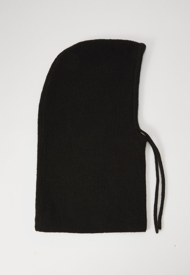 Balaclava nera in maglia con una lunga sezione superiore arrotondata, aperture laterali e lacci per la fissazione. Texture morbida e motivo a coste uniforme.