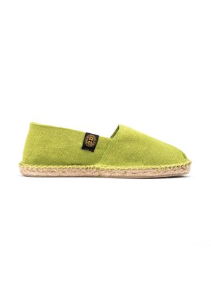 Espadrille en toile verte avec une semelle en corde de jute, dotée d'une large ouverture et d'une petite étiquette logo sur le côté.