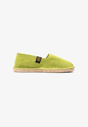 Espadrille en toile verte avec une semelle en corde de jute, dotée d'une large ouverture et d'une petite étiquette logo sur le côté.