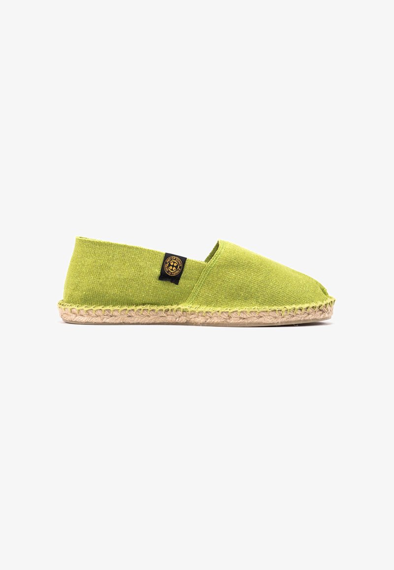Espadrille en toile verte avec une semelle en corde de jute, dotée d'une large ouverture et d'une petite étiquette logo sur le côté.