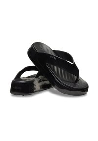 Schwarze Flip-Flops mit glänzender Oberfläche, ausgestattet mit einer strukturierten Fußbetten, dicker Sohle und einem Zehensteg-Design für Komfort und Unterstützung.