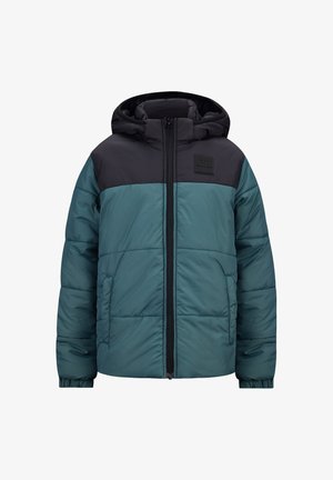 Dunkle Teal-Puffjacke mit Kapuze, Reißverschluss vorne und Logo-Patch. Das Material ist strukturiert und gesteppt, was für Isolation sorgt.