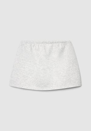 Gonna grigia intrecciata con una texture liscia, dotata di una vita elastica. Il design è semplice con una leggera forma a trapezio e senza motivi aggiuntivi.