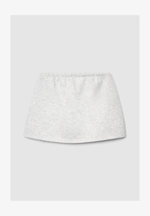 Grauer, gewebter Rock mit glatter Textur, ausgestattet mit einem elastischen Bund. Das Design ist schlicht mit einer leicht ausgestellten A-Linien-Form und ohne zusätzliche Muster.