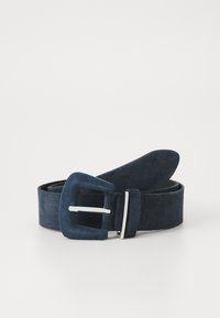 Cintura in suede blu navy con una fascia ampia e texturizzata e una fibbia quadrata in tonalità argento. Presenta una finitura liscia e cuciture a contrasto.