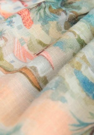 Blumenmusterstoff mit weichen Texturen in Pastellfarben Blau, Rosa und Grün, mit filigranen botanischen Designs und gedämpften Farbverläufen.