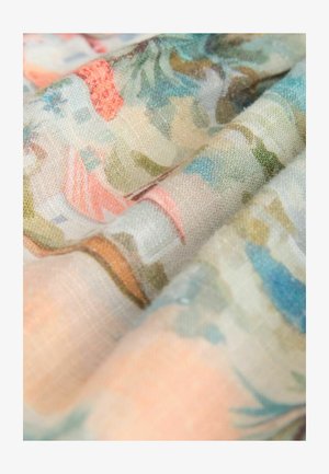 Blumenmusterstoff mit weichen Texturen in Pastellfarben Blau, Rosa und Grün, mit filigranen botanischen Designs und gedämpften Farbverläufen.