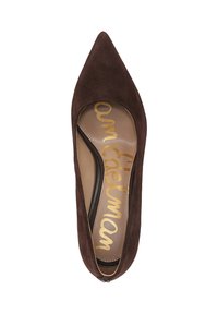 Ballerines en suède brun à bout pointu avec un intérieur lisse, présentant un logo doré imprimé sur la semelle intérieure et un détail de fermeture éclair sur le côté.
