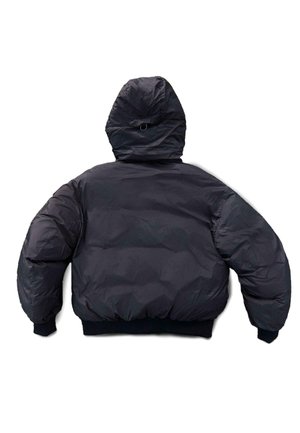 Juodas pūkinis švarkas su gobtuvu, pasižymintis kviltuota tekstūra, masyvios formos, su elastingomis rankogaliais ir juosmens juosta, tinkamas šaltam orui.