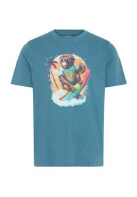 Kortærmet blå bomulds t-shirt med grafik af en abe, der surfer på en regnbue skateboard med palmer i baggrunden.