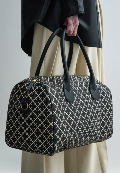 Τσάντα ώμου με μοτίβο σε μαύρο και μπεζ χρώμα, με μαύρες δερμάτινες λεπτομέρειες, στρογγυλεμένο σχήμα, διπλές λαβές και χρυσό φερμουάρ.