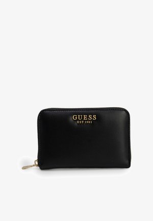 Portafoglio in pelle nera con logo dorato "GUESS EST 1981" sulla parte anteriore, chiusura con zip e superficie liscia. Design pulito e rettangolare.