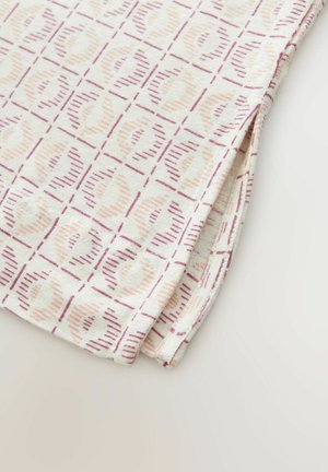 Baumwollstoff mit aufgedrucktem geometrischen Muster in hellrosa und burgunderrot auf cremefarbenem Hintergrund, mit glatter Textur und gefranstem Rand.