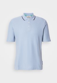 Helles blaues Poloshirt aus geripptem Stoff, ausgestattet mit einer Knopfleiste mit zwei Knöpfen, kurzen Ärmeln und einem marineblauen Besatz am Kragen.