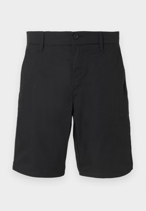 Μαύρα σορτς μεσαίου μήκους με κούμπωμα κουμπιού και φερμουάρ, θηλιές για ζώνη και πλαϊνές τσέπες, εμφανιζόμενα επίπεδα σε λευκό φόντο.