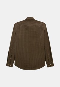 Chemise à manches longues marron à petits carreaux. Col boutonné, poignets avec boutons et coupe décontractée. Texture lisse, tissu léger.