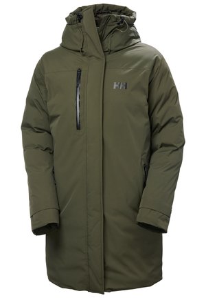 Chaqueta acolchada de color verde oliva con capucha, que presenta un bolsillo en el pecho con cremallera, dos bolsillos laterales y puños elásticos. Logotipo de la marca en el pecho.