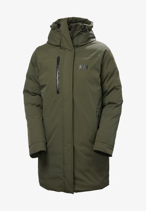 Oliwkowa pikowana kurtka z kapturem, z zamkiem błyskawicznym na kieszeni piersiowej, dwiema kieszeniami bocznymi i elastycznymi mankietami. Logo marki na piersi.