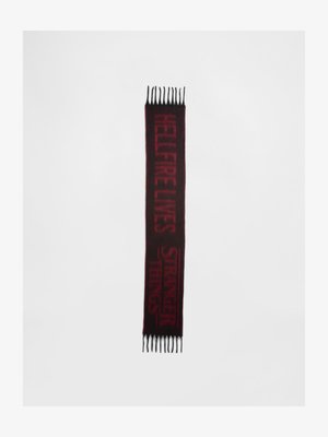 Strikket tørklæde i sort og rød med teksten "HELLFIRE LIVES" og "STRANGER THINGS" i store bogstaver. Enderne er frynset for ekstra detaljer.