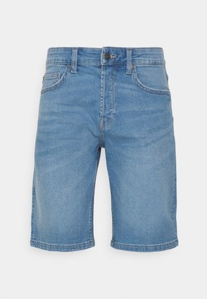 Short en denim bleu clair avec bouton à l'avant, passants pour ceinture et conception à cinq poches, présenté sur un fond blanc uni.