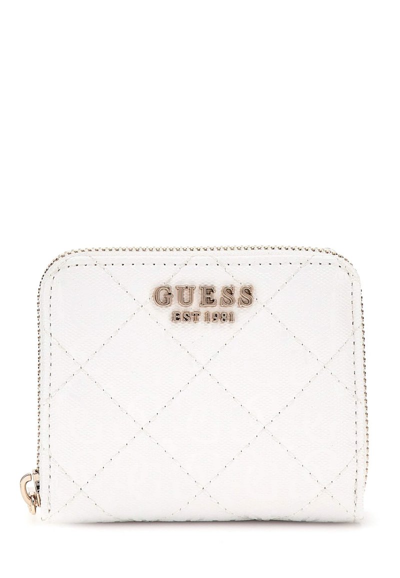 Witte gewatteerde portemonnee met gouden hardware, voorzien van het "GUESS EST 1981" logo, ritssluiting en gestikte ruitpatroon. Compact ontwerp.