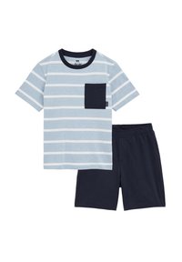 Gestreept lichtblauw t-shirt met donkerblauwe kraag en zak, gecombineerd met donkerblauwe shorts, beide gemaakt van zachte, ademende stof.