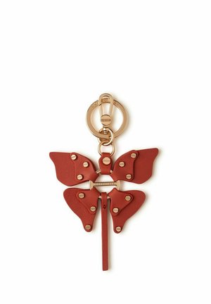 Roter Leder-Schmetterlings-Schlüsselanhänger mit goldfarbenen Nieten und Karabiner auf weißem Hintergrund.