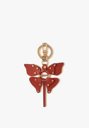 Roter Leder-Schmetterlings-Schlüsselanhänger mit goldfarbenen Nieten und Karabiner auf weißem Hintergrund.