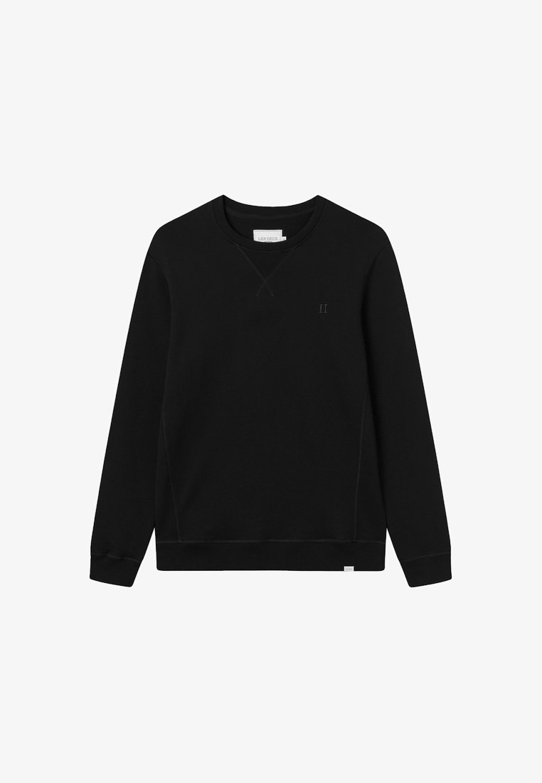 Sweatshirt preto feito de tecido suave, com gola redonda, punhos e bainha canelados, apresentando um discreto detalhe do logotipo no peito. Design simples.