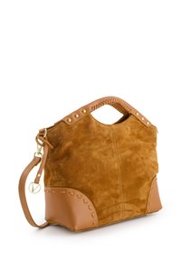 Sac à main en daim marron avec des accents en cuir beige, anse arrondie, clous dorés et détails brodés. Comprend une bandoulière amovible.