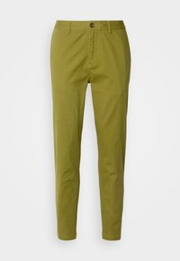 Pantalons slim-fit vert olive en coton avec une texture lisse. Ils sont dotés d'une fermeture à bouton, de passants de ceinture et de poches latérales.