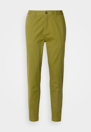 Pantaloni slim-fit verde oliva realizzati in cotone con una texture liscia. Presentano una chiusura con bottone, passanti per cintura e tasche laterali.