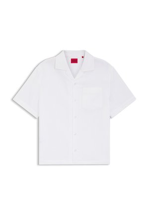 Valge lühikeste varrukatega nööbiga särk, millel on esiküljel rinnatasku ja krae sees punane "HUGO" silt.