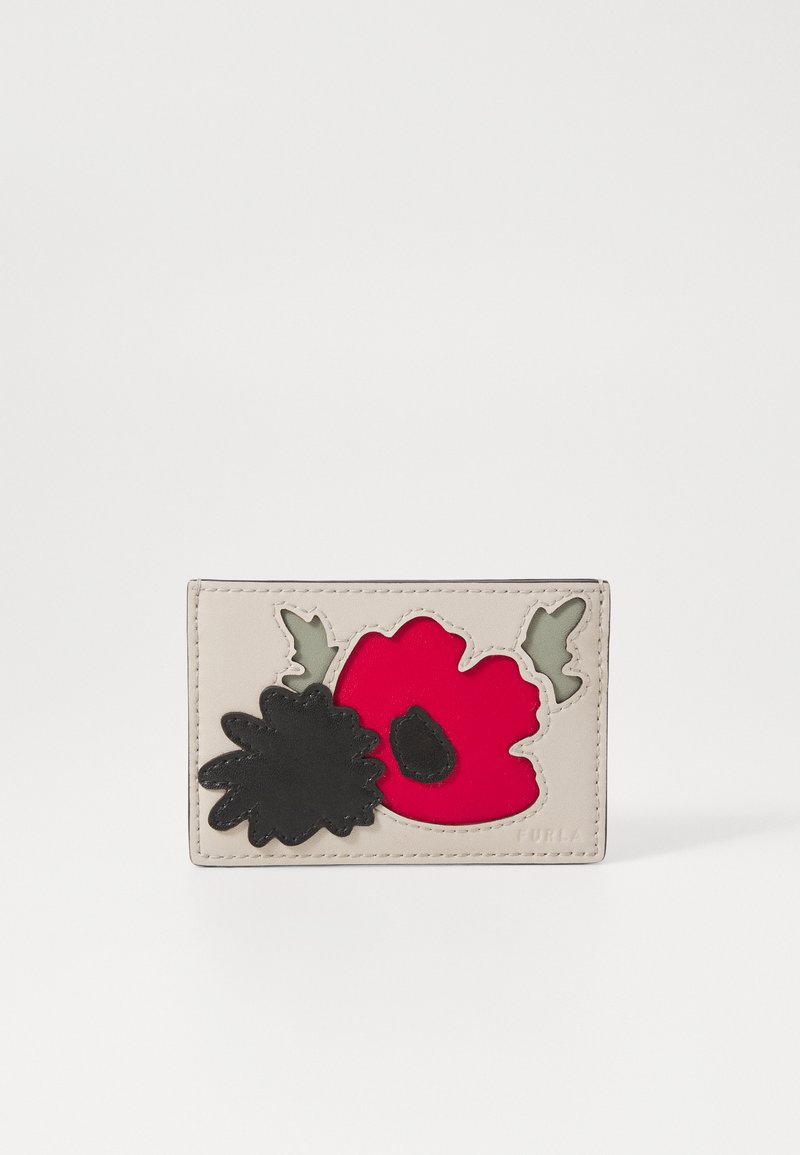Portafoglio in pelle con un design floreale che include un papavero rosso, un fiore nero e foglie verdi su uno sfondo beige. Texture liscia e bordi cuciti.