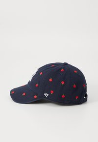 Mornarska kapa za baseball s vezom crvenih jabuka, zakrivljenim vizirima i prilagodljivim remenom. Ima bijeli logo i mali tekst "24/7" sa strane.