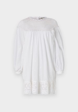 Hvid kjole med lange pufærmer, featuring en tekstureret blonde ærmeåbning, broderede detaljer og en blondekant med et dekorativt mønster.