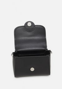 Borsa a tracolla nera in pelle con pattina aperta, che mostra i compartimenti interni e i pulsanti magnetici in argento per la chiusura.
