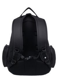 Czarny plecak z wyściełanym siatkowym tyłem, regulowanymi ramiączkami, bocznymi kieszeniami i zapięciami na klamry. Gładki materiał z wzmocnionymi szwami.