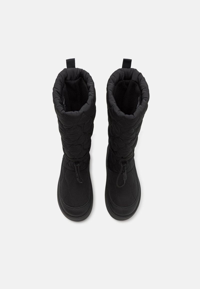 Schwarze wasserdichte Stiefel mit gestepptem Muster, hohem Schaft und Kordelzugoberteil. Mit einer flachen Gummisohle für Grip und Langlebigkeit.