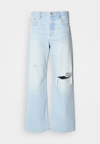 Pantalones vaqueros de pierna ancha en azul claro, confeccionados en denim, con una cintura alta, grandes desgastes en las rodillas y un diseño clásico de cinco bolsillos con herrajes de cobre.
