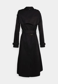 Czarny płaszcz trench wykonany z gładkiego materiału, charakteryzujący się podwójnym zapięciem, paskiem w talii i zaokrąglonym sklepieniem pleców. Długie rękawy z zapięciami.