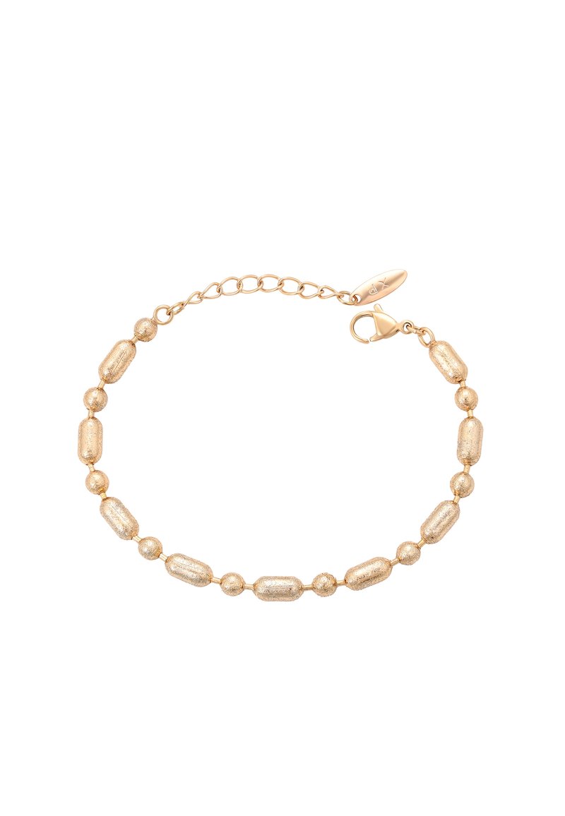 Náramek ve zlatém tónu se různými texturovanými oválnými a kulatými korálky, zajištěný sponou a nastavovací řetízkou pro velikost.