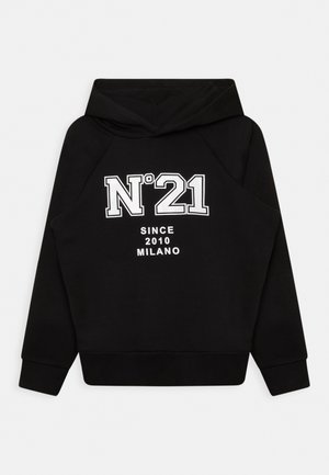 Sort hættetrøje med en frontgrafik, der lyder "N°21 SINCE 2010 MILANO" i hvid. Har en blød tekstur og ribstrikkede manchetter.