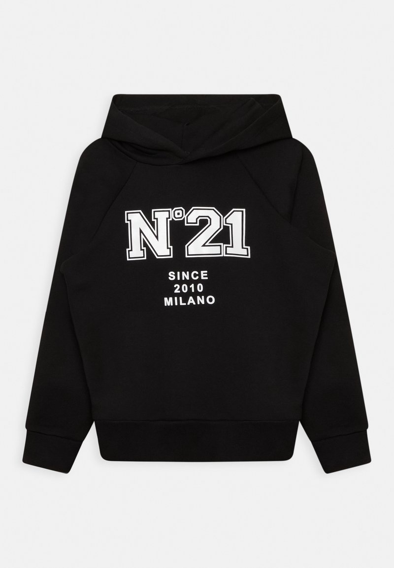 Sweat à capuche noir avec un graphique avant indiquant "N°21 DEPUIS 2010 MILANO" en blanc. Présente une texture douce et des poignets côtelés.