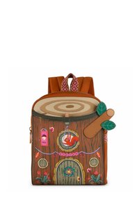 Mochila marrón con un diseño de textura de madera, parte superior circular y un motivo de ardilla juguetona. Los acentos incluyen hojas y detalles florales.