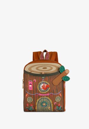 Brauner Rucksack mit Holztexturmuster, runder Oberseite und spielerischem Eichhörnchenmotiv. Akzente umfassen Blätter und florale Details.