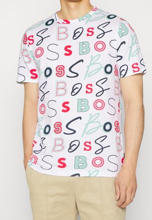 Kurzärmeliges T-Shirt aus weißem Stoff mit bunten "BOSS"- und "S"-Logos. Rundhalsausschnitt, reguläre Passform, glatte Textur.