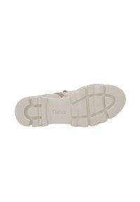 Lichtroze textuursneaker met een rubberen zool, met een patroon aan de onderkant en geperste branding. Ontworpen voor comfort en grip.